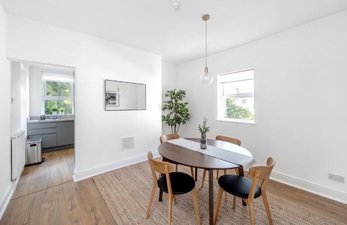 Pontcanna Apartamento | Relax In Comfortable & Stylish Pontcanna Apartment, Free Private Parking