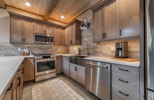 Coram Condominio | Relax in Luxury! 2bd/2ba Condo w/King Beds-Private Hot Tub & Mountain Views #2-2