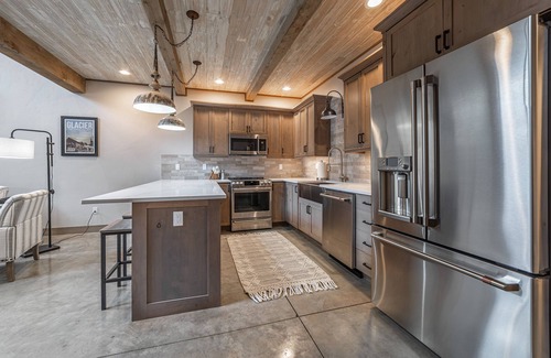 Coram Condominio | Relax in Luxury! 2bd/2ba Condo w/King Beds-Private Hot Tub & Mountain Views #2-2