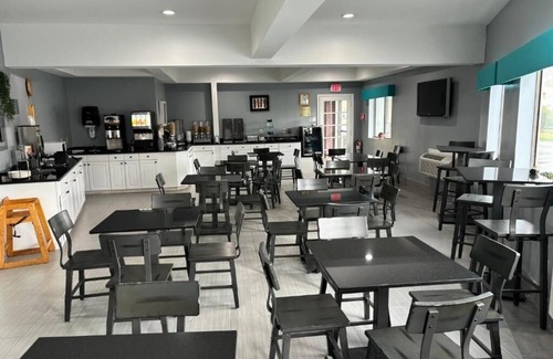 Teaticket Casa | Relax in Our Welcoming Inn with Heated Indoor Pool & Free Breakfast - 4 Units