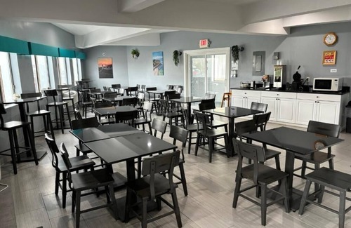 Teaticket Casa | Relax in Our Welcoming Inn with Heated Indoor Pool & Free Breakfast - 4 Units