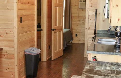 Pipe Creek Cabina | Relax in Rustic Luxury at Al’s Hideaway Log Cabins in the Texas Hill Country