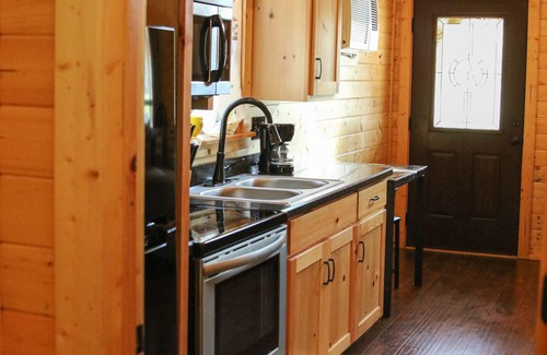 Pipe Creek Cabina | Relax in Rustic Luxury at Al’s Hideaway Log Cabins in the Texas Hill Country