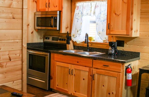 Pipe Creek Cabina | Relax in Rustic Luxury at Al’s Hideaway Log Cabins in the Texas Hill Country