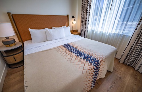 Mammoth Lakes Hotel | Relax in Spacious Alpine Room with Shuttle, Gear Rentals & Sherwin Lakes