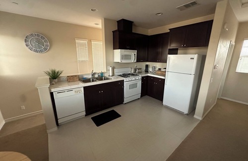 Ventura Apartamento | Relax in Style: Clean spacious Ventura studio for business or pleasure.