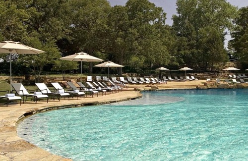 Arlington Casa | Relax in Style & Comfort! Onsite Dining & Pool