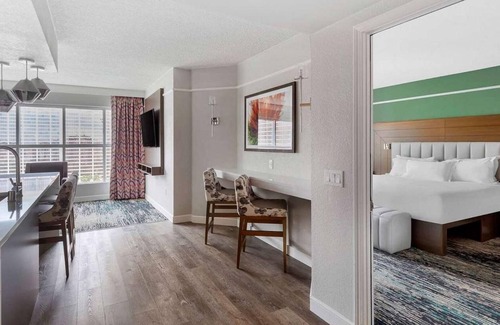 Las Vegas Strip Complejo | Relax in Style Just Off the Strip – Elegant 2-Bd Lock-Off at Flamingo by Hilton