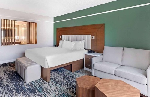 Las Vegas Strip Complejo | Relax in Style Just Off the Strip – Elegant 2-Bd Lock-Off at Flamingo by Hilton