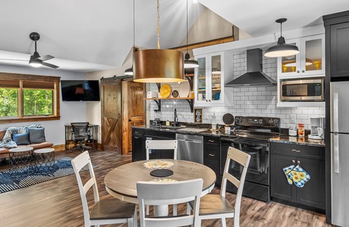 Nebo Apartamento | Relax in style w/ access to Lake, Dock, Fire pit and Community Pool