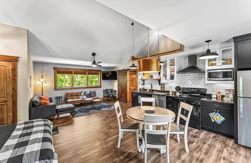 Nebo Apartamento | Relax in style w/ access to Lake, Dock, Fire pit and Community Pool