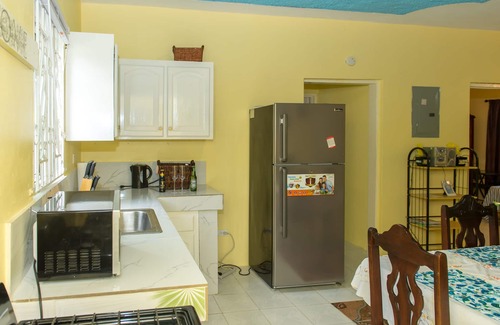Rhyne Park Village Casa | Relájese en Sunny Jamaica, una de las mejores y seguras casas para alquilar.