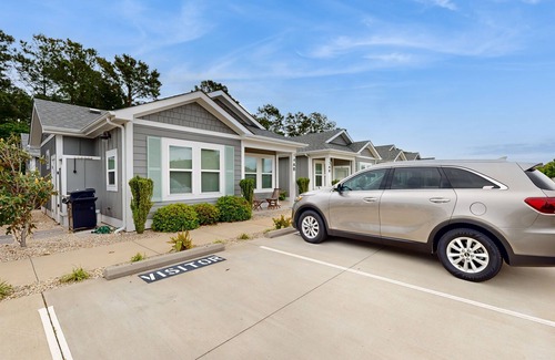 Corolla Light Condominio | Relax in this inviting condo with pool