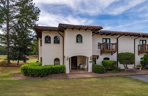 Lake Oconee Apartamento | Relax in this serene environment-golf course views.