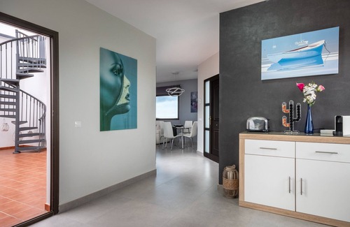 Tindaya Casa | Relájese en una elegante villa con piscina climatizada y excelentes vistas