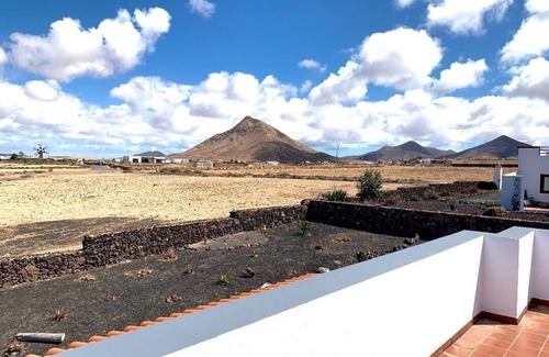 Tindaya Casa | Relájese en una elegante villa con piscina climatizada y excelentes vistas
