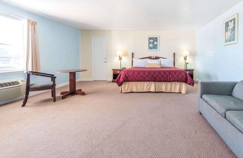 Mineral Wells Hotel | Relax Inn Mineral Wells
