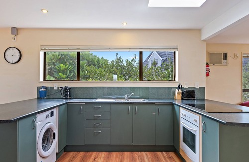 Kapiti Coast Casa | Relax on Queens - Waikanae Beach Holiday Home