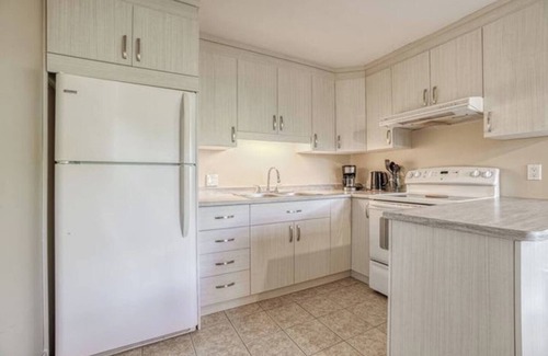 Val-des-Monts Cabaña | Relax on the Shores of Charming Lac McArthur