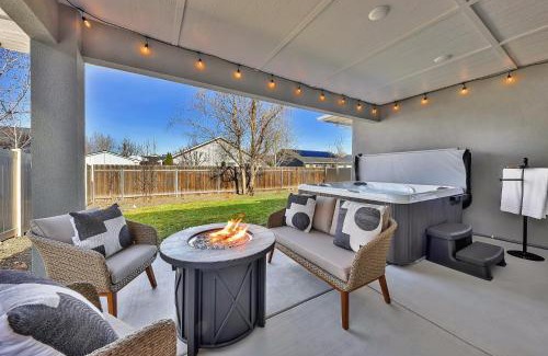 Meridian Casa | Relax Play Mineral Hot Tub, Arcade, Fire Pit Fun