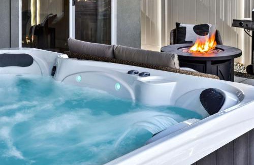 Meridian Casa | Relax Play Mineral Hot Tub, Arcade, Fire Pit Fun
