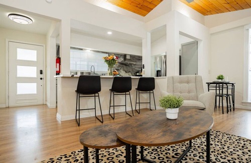 Beverly Green Casa | Relax & Play: Private Modern Stay & Chef's Kitchen