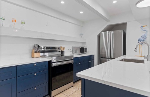 Matagorda Condominio | Relax poolside with the whole family or hunt shells on the beach.