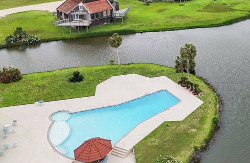 Matagorda Condominio | Relax poolside with the whole family or hunt shells on the beach.