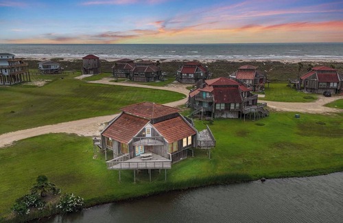 Matagorda Condominio | Relax poolside with the whole family or hunt shells on the beach.