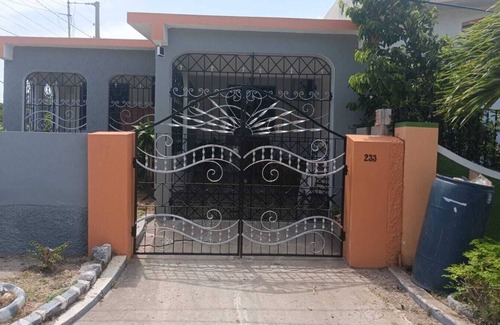 Spanish Town Zone Casa | Relax & Recharge in Spanish Town – 2BR Oasis w/ Hot Tub, AC & Wi-Fi