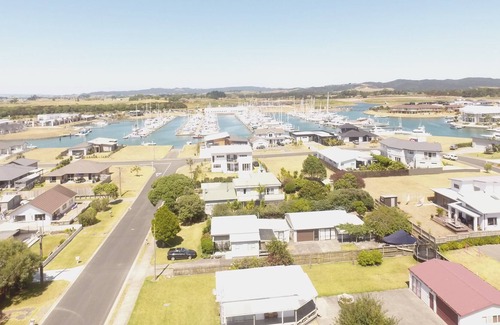 One Tree Point Casa | Relax Swim Boat Fish Explore at our classic family friendly kiwi beach bach