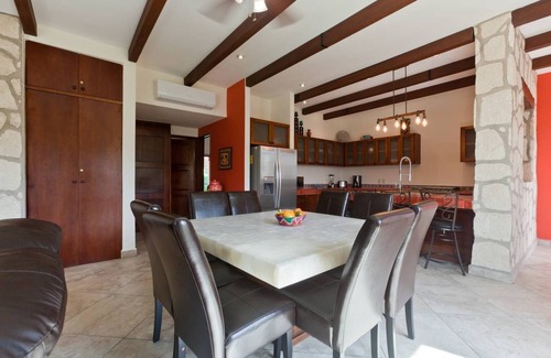 Villa Juarez Condominio | ¡Relájate con el sonido de una cascada justo afuera de tu ventana!