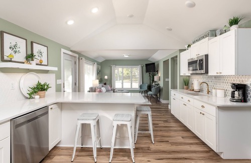 Harrison Cabaña | Relax & Unwind at Anna's Place! Stylish interior, gardens + a beautiful patio.