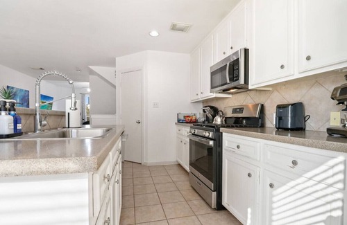 Shady Acres Casa | Relax & Unwind: Cozy Fall Home in The Heights