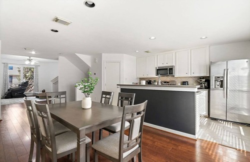 Shady Acres Casa | Relax & Unwind: Cozy Fall Home in The Heights