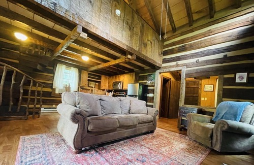 Hot Springs Cabina | Relax & Unwind in an Iconic Cabin! River views