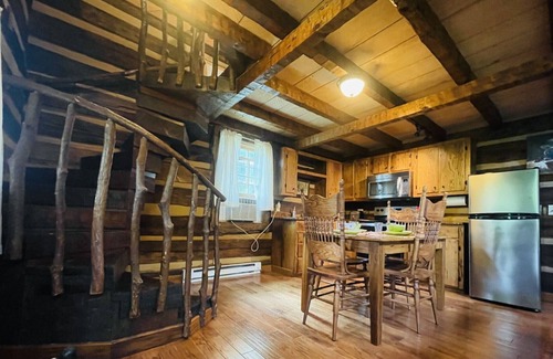 Hot Springs Cabina | Relax & Unwind in an Iconic Cabin! River views