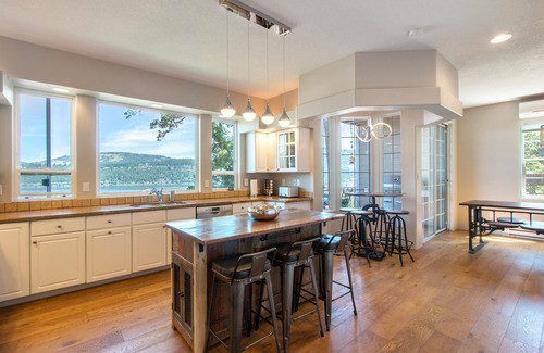 Hood River Casa | ALTA VISTA - Fabulosa casa con vista al centro! Mire la acción del río desde el amanecer hasta el ocaso desde la perspectiva de este pájaro.