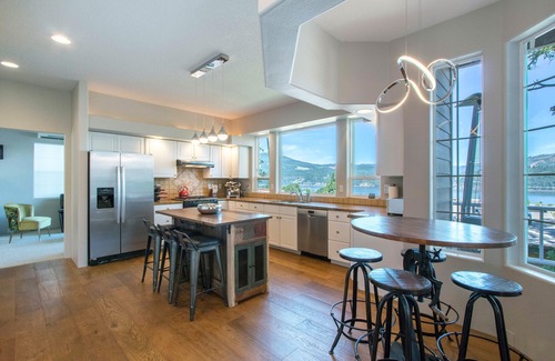 Hood River Casa | ALTA VISTA - Fabulosa casa con vista al centro! Mire la acción del río desde el amanecer hasta el ocaso desde la perspectiva de este pájaro.