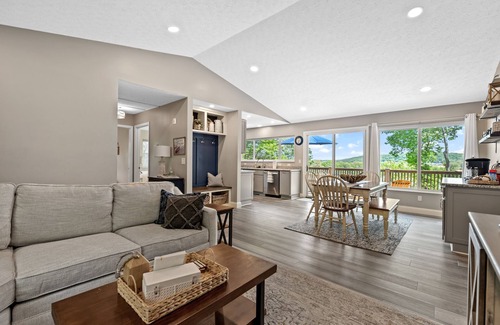 Kingston Casa | Relax with a view of the lake