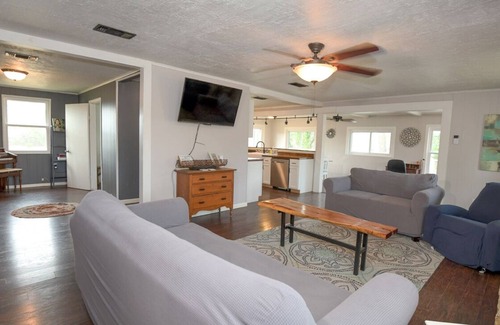 Utopia Casa | Relax with Hill Country Views! Stock tank POOL and great backyard!