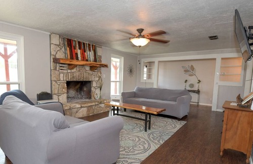Utopia Casa | Relax with Hill Country Views! Stock tank POOL and great backyard!