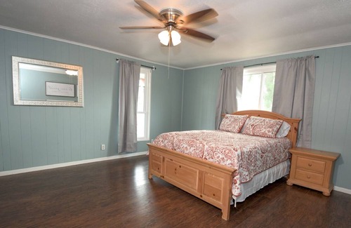 Utopia Casa | Relax with Hill Country Views! Stock tank POOL and great backyard!