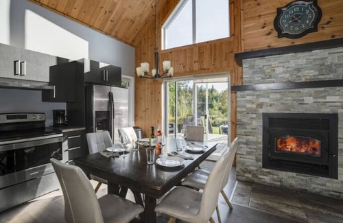 Saint-Raymond Cabina | Relax with Mountain Views, Hot tub and Fireplace