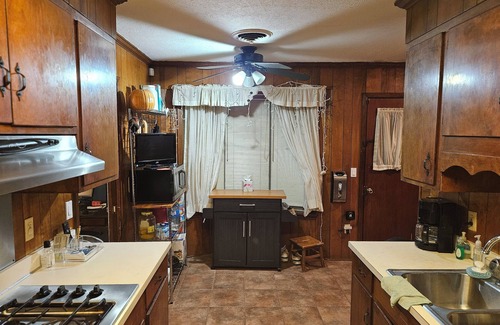 Tougaloo Casa | Relax with the family in this peaceful space and quiet neighborhood. 3 BR & 2bth