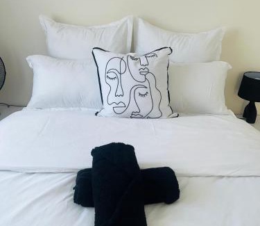 Trawal Casa | Relaxa Sleep & Go - Self Catering Accommodation