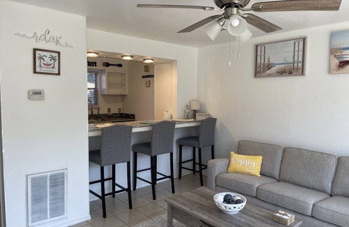 Mid America Condominio | Relaxation Retreat-Cozy “Retreat” to unwind located directly on the water’s edge