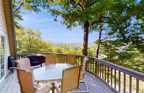 Flat Hollow Marina Casa | RelaxAwhile Cabins-GetAway Grove