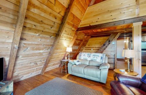 Flat Hollow Marina Casa | RelaxAwhile Cabins-GetAway Grove