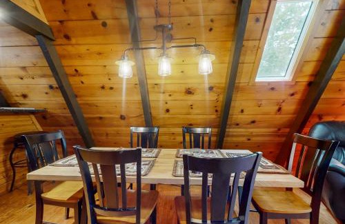 Flat Hollow Marina Casa | RelaxAwhile Cabins-HideAway Hollow